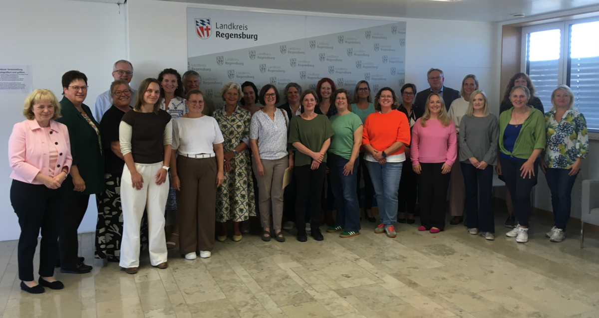Gruppenbild der Dienstjubilare im Schulamtsbezirk Regensburg zu Beginn des Schuljahres 2026/2027.